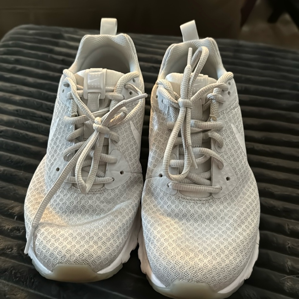 9.5M Nike White Sneaker with Comfort Footbed GUC